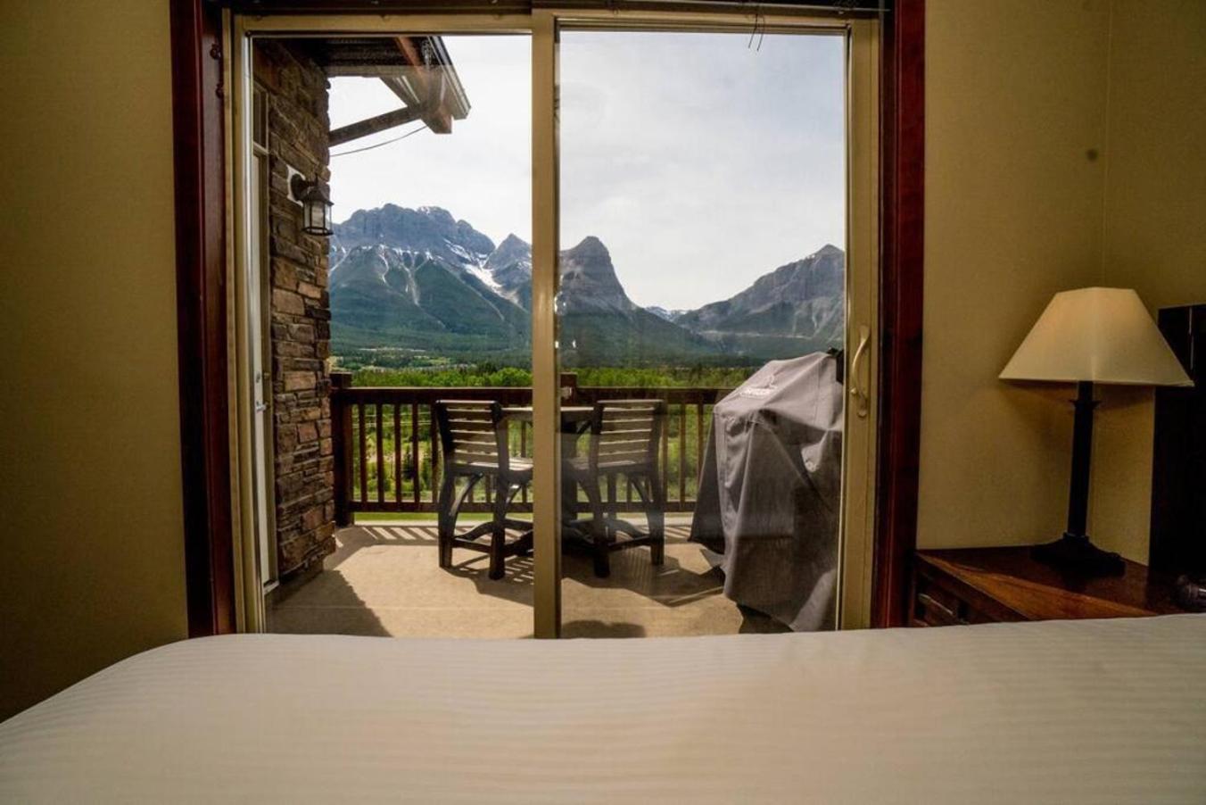 Spacious Penthouse Suite-King Beds-Pool & Hot Tub Canmore Exterior foto