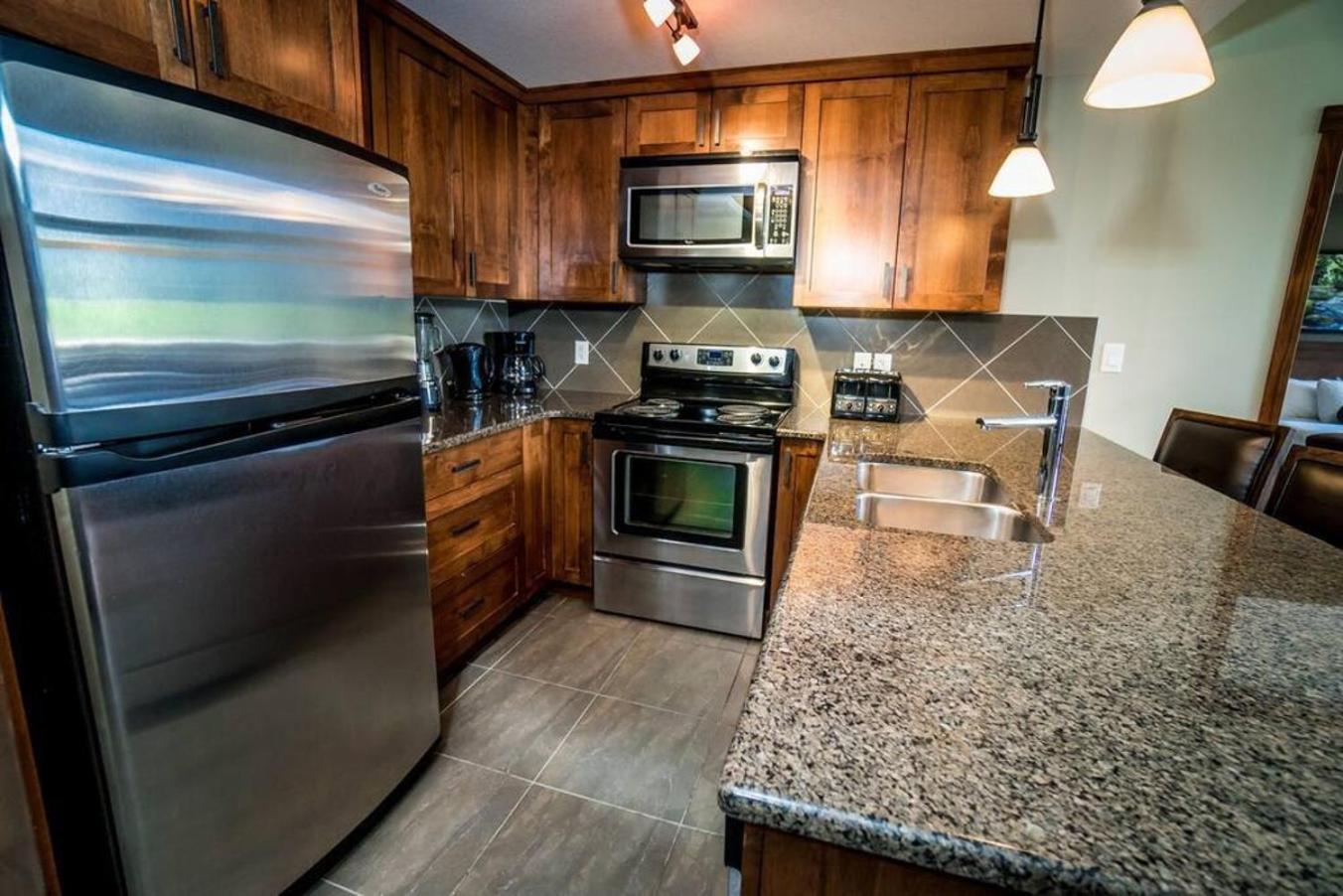 Spacious Penthouse Suite-King Beds-Pool & Hot Tub Canmore Exterior foto