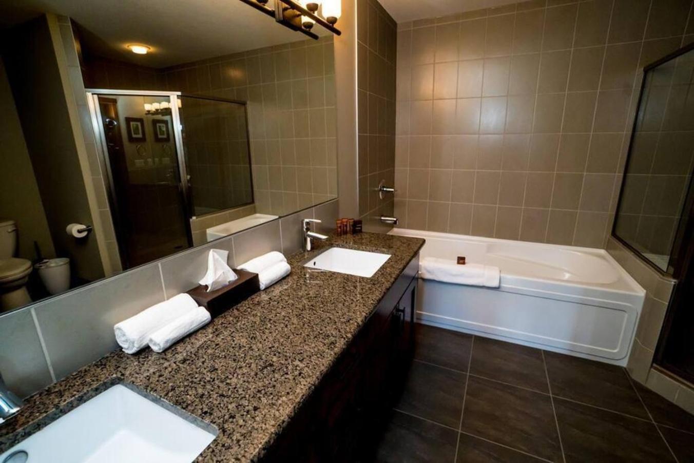 Spacious Penthouse Suite-King Beds-Pool & Hot Tub Canmore Exterior foto