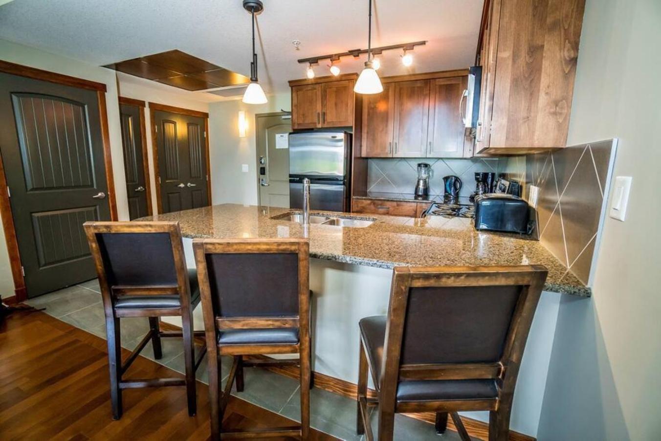 Spacious Penthouse Suite-King Beds-Pool & Hot Tub Canmore Exterior foto