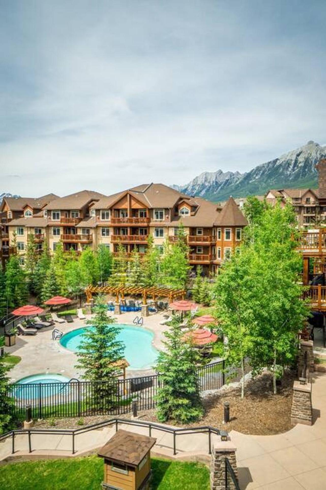 Spacious Penthouse Suite-King Beds-Pool & Hot Tub Canmore Exterior foto